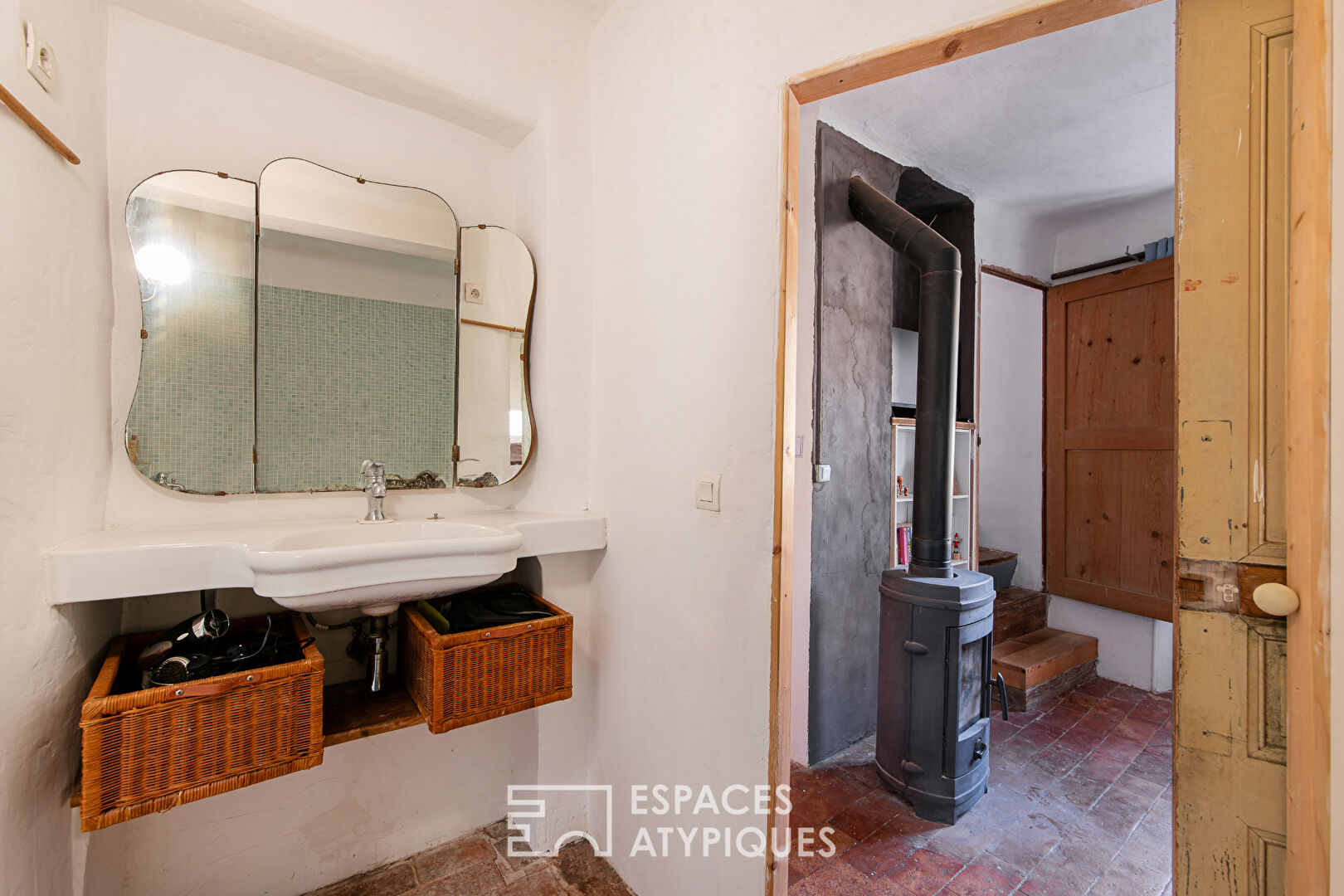 Maison de village de 170m2 – 179 m² de terrain avec cour, piscine et local commercial