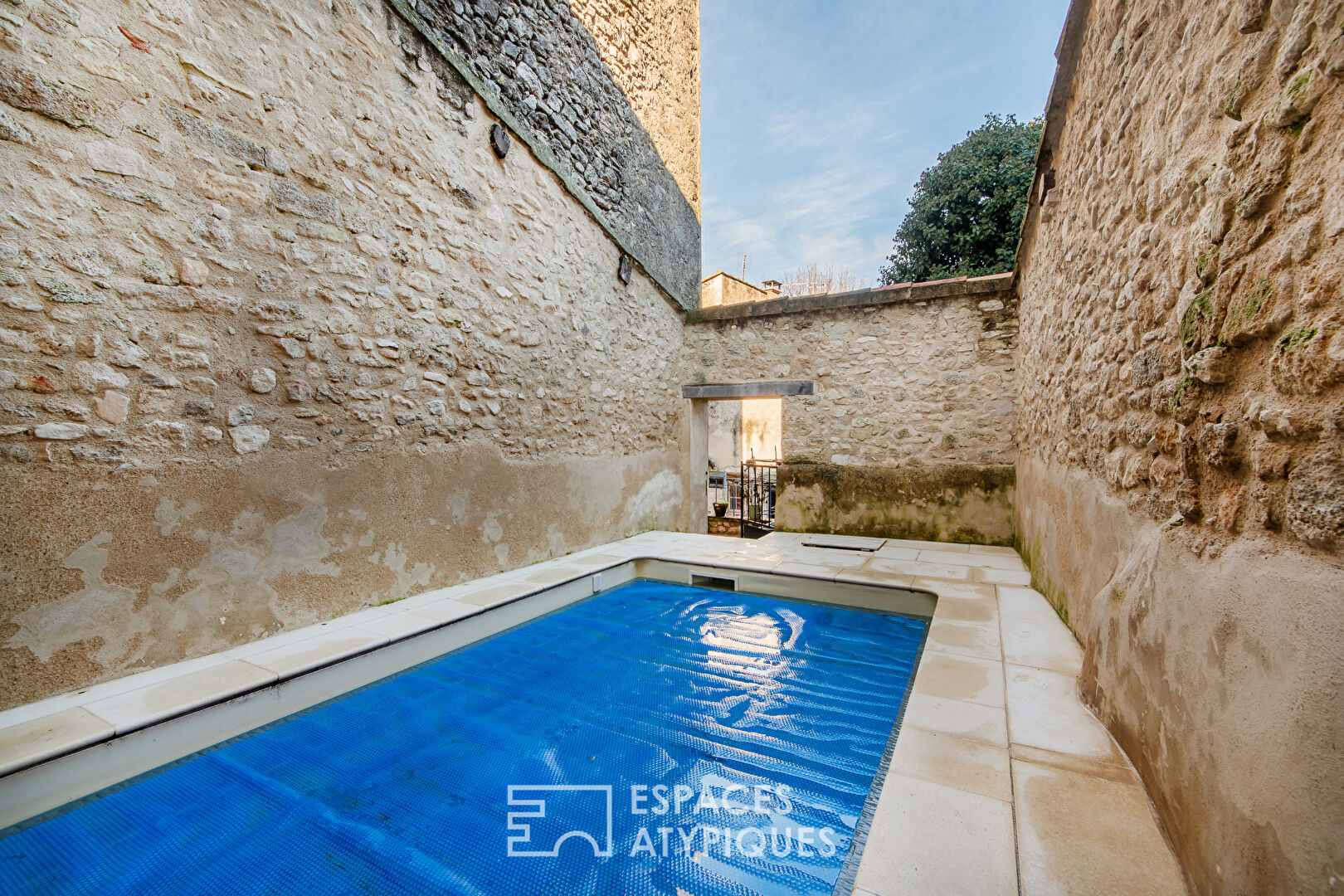 Maison de village de 170m2 – 179 m² de terrain avec cour, piscine et local commercial