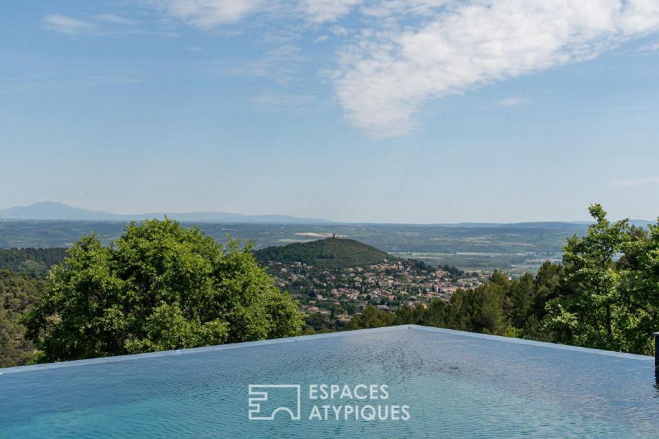 Propriété d'architecte en position dominante, panorama exceptionnel et nature préservée