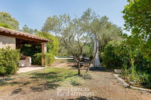 Un art de vivre provençal entre oliveraie, piscine et maison d&rsquo;amis
