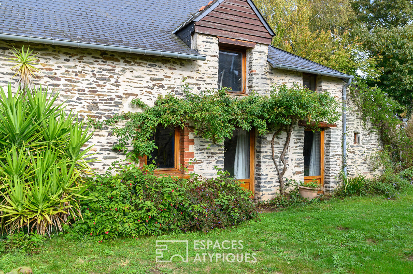 Ancienne bergerie rénovée et son jardin arboré