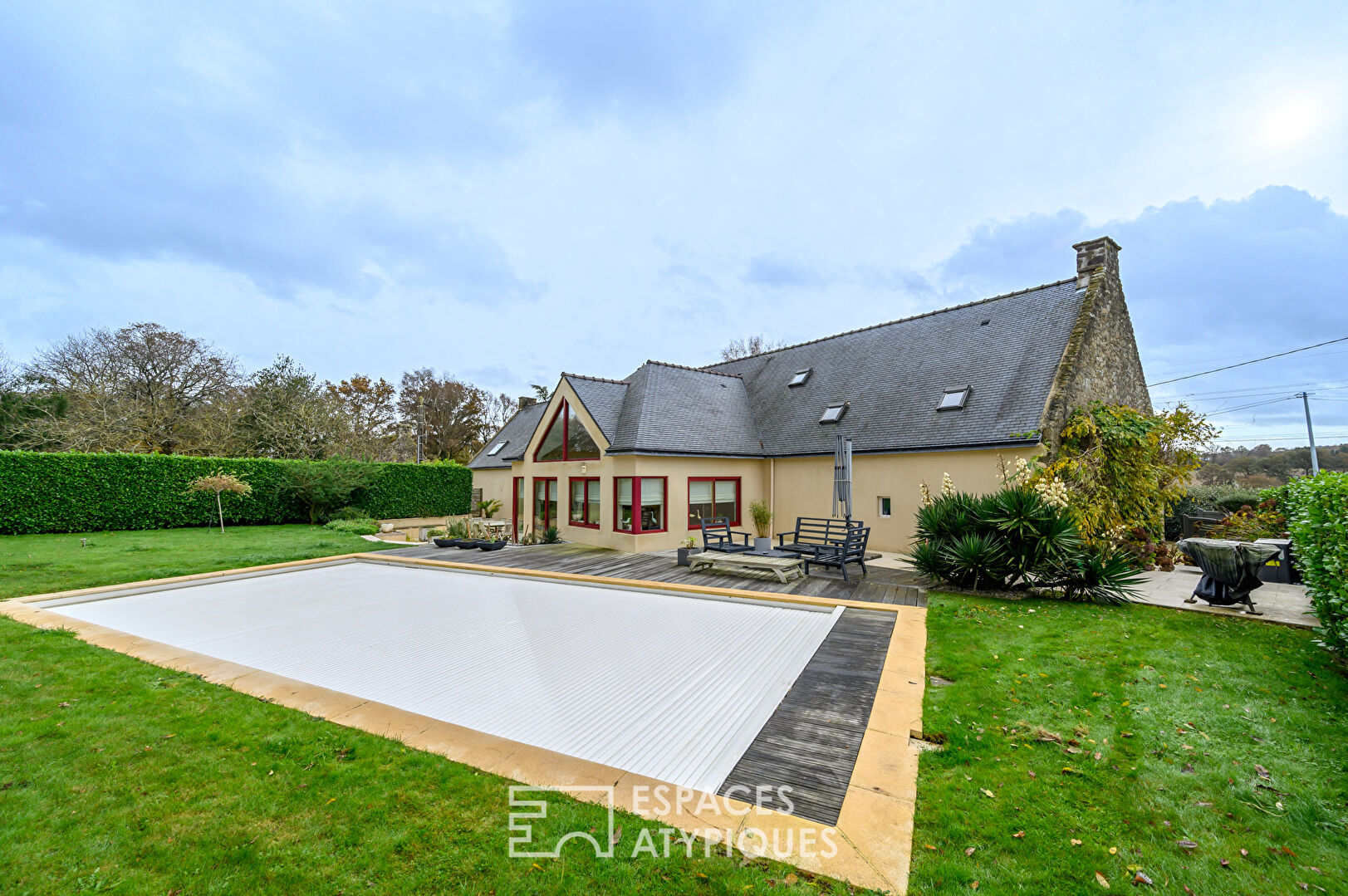 Longère de charme rénovée avec piscine