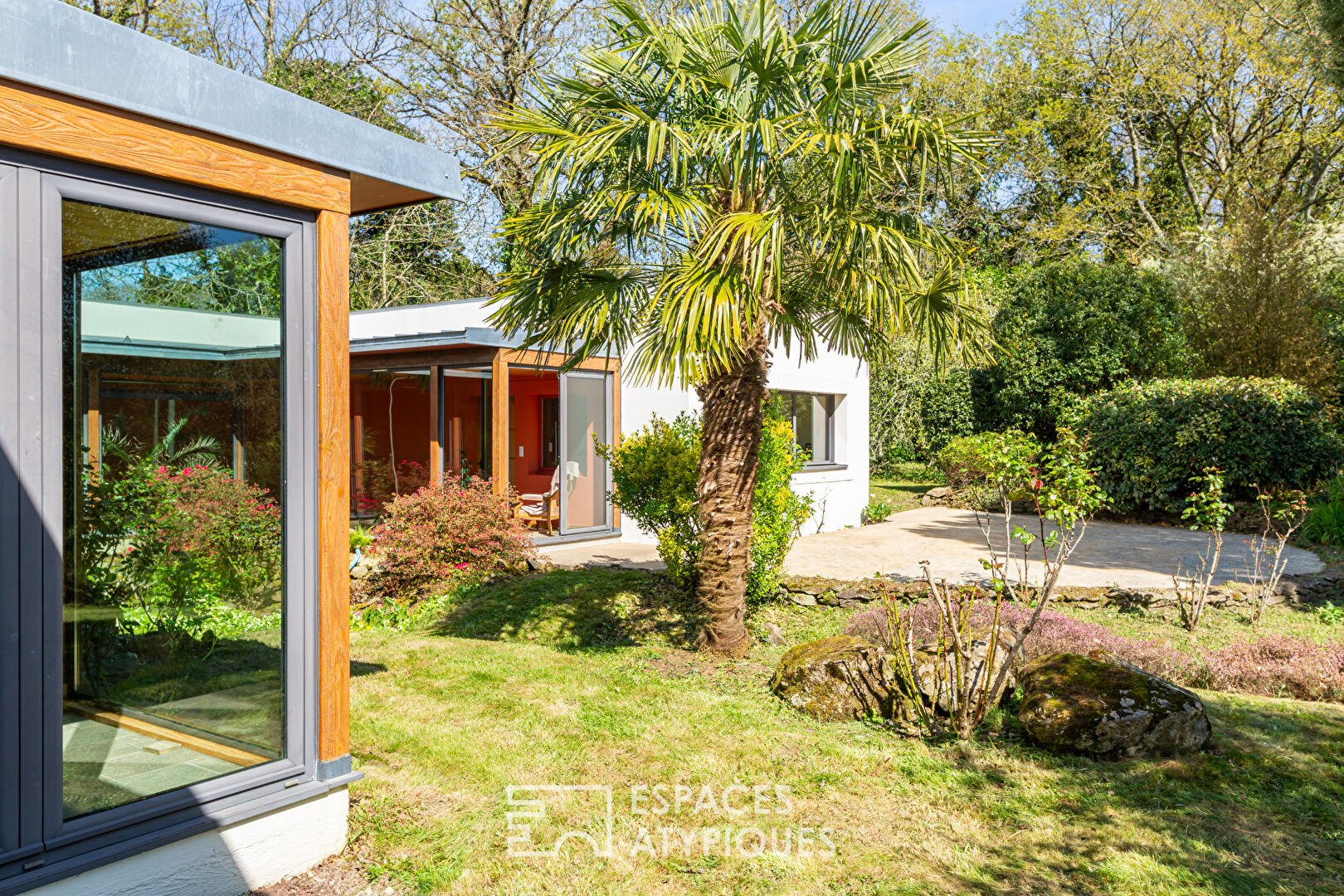 Beautiful contemporary single storey villa 5 minutes from the heart of the city