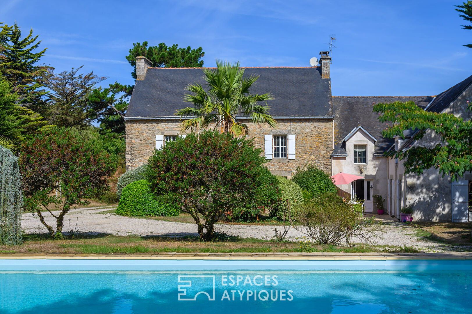 Demeure familiale de charme sur un grand jardin arboré avec piscine