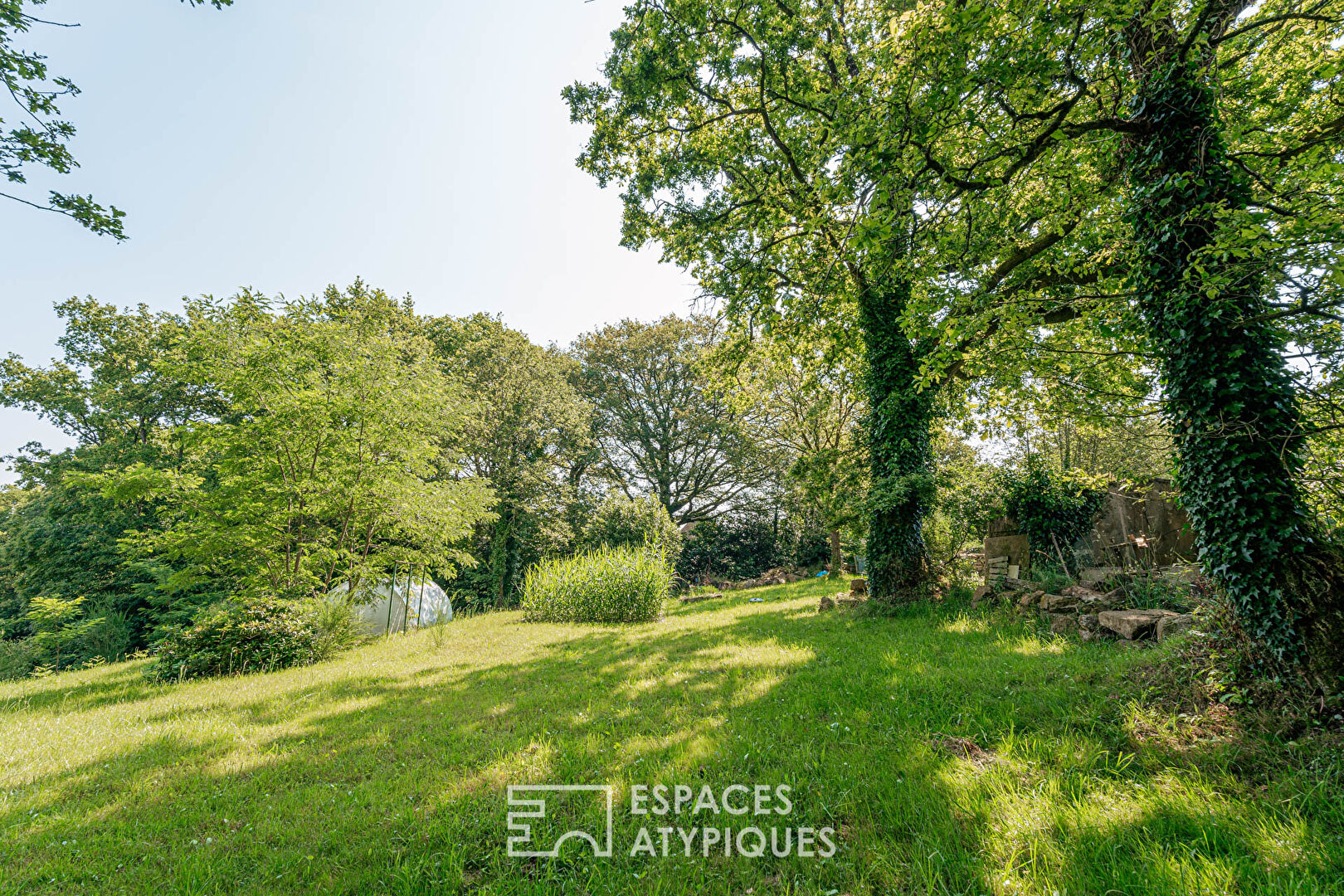 Longère rénovée et son jardin enchanteur proche d’Elven