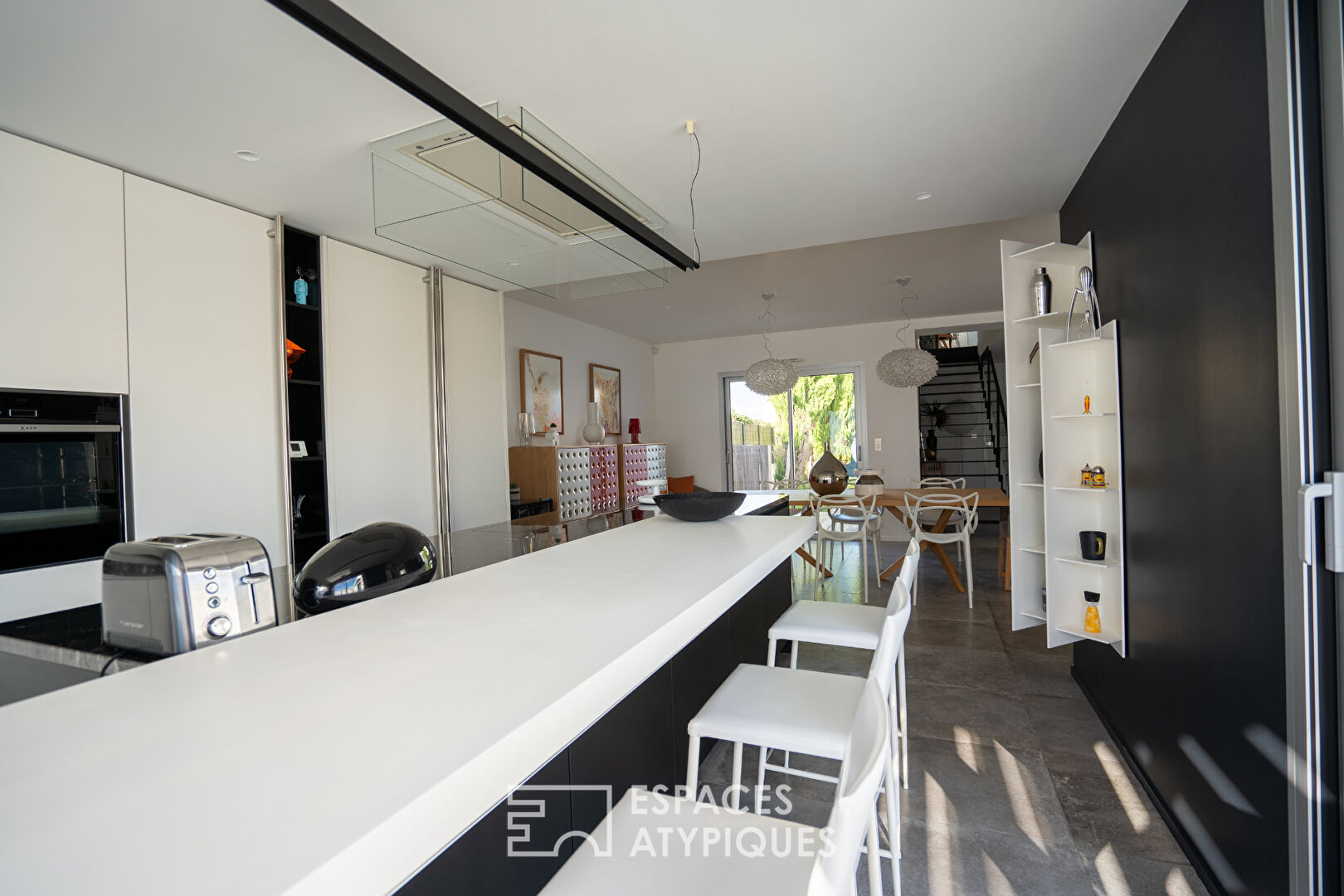 Exceptional architect-designed house with swimming pool