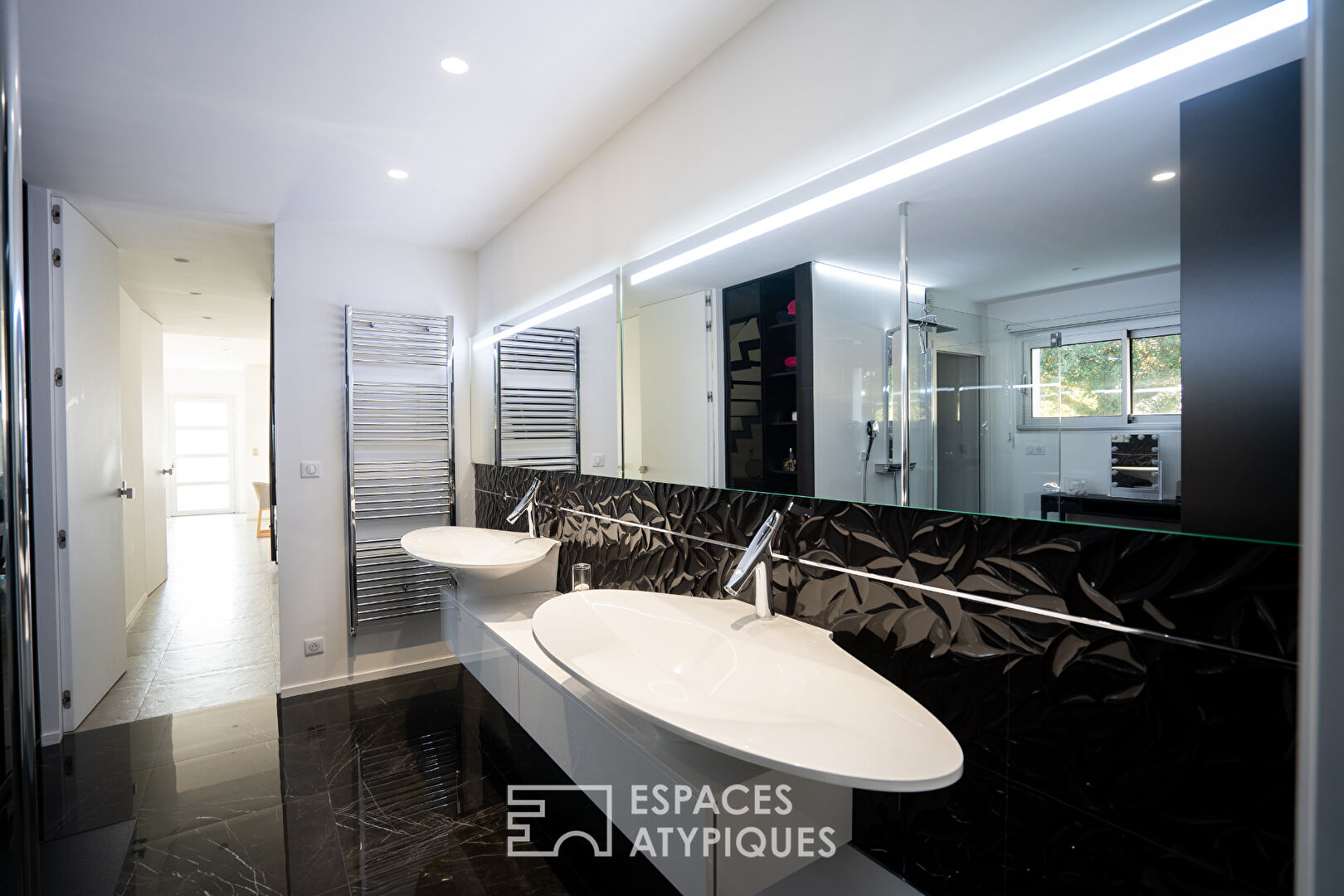 Exceptional architect-designed house with swimming pool
