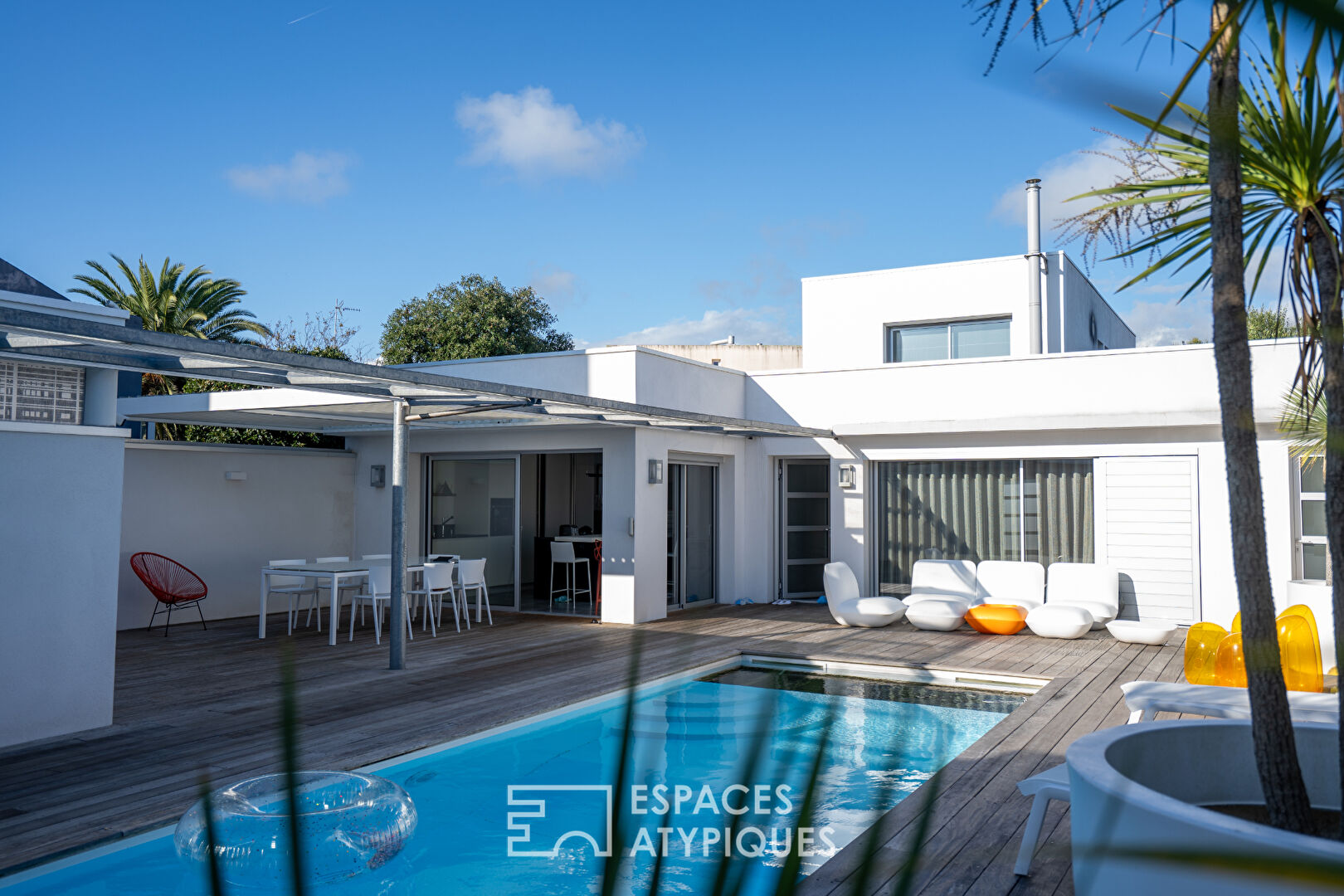 Exceptional architect-designed house with swimming pool