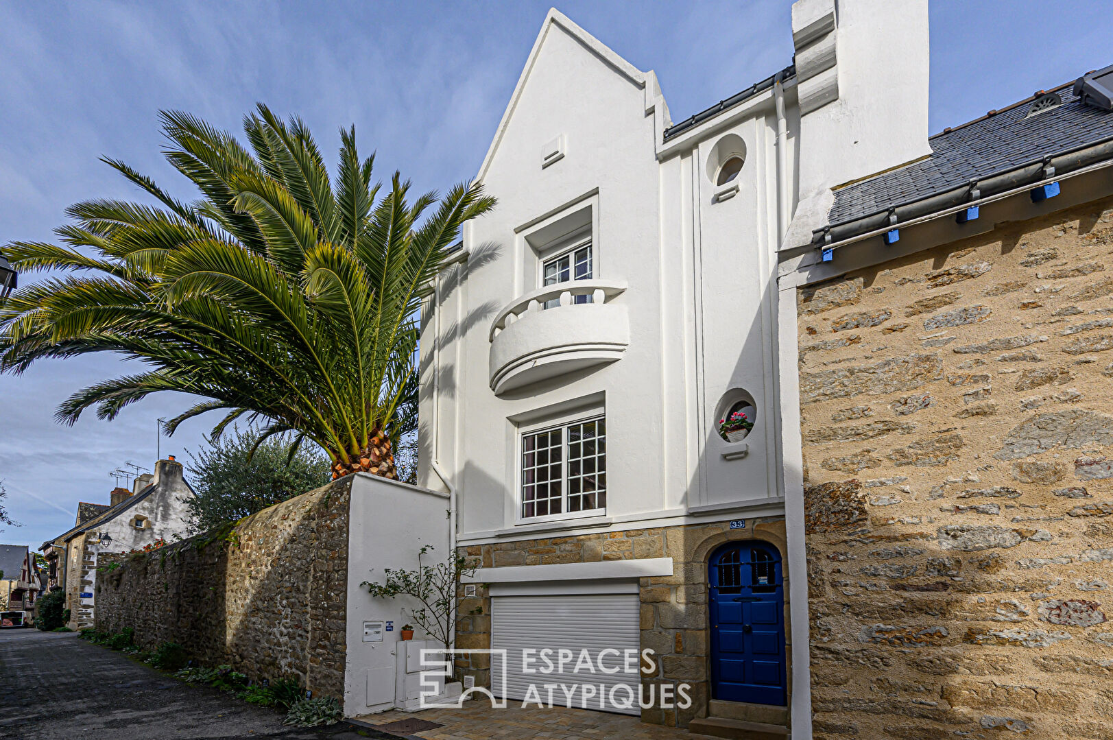 Art Deco house in the heart of a small, popular and authentic port