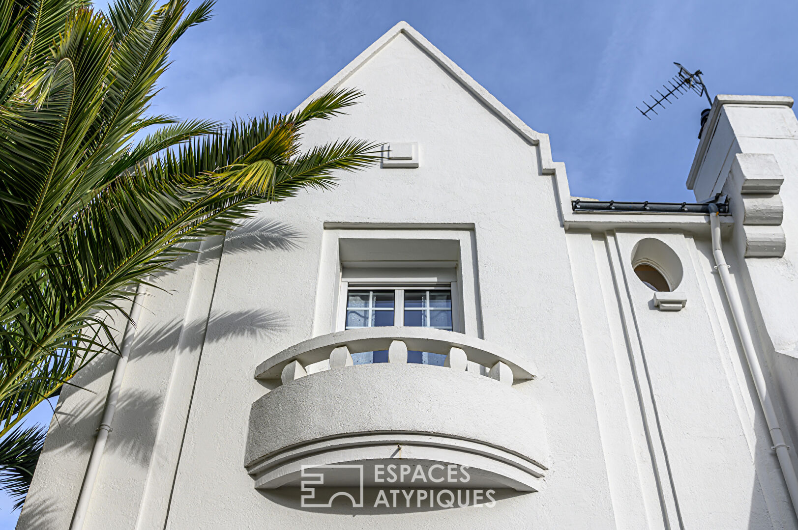 Art Deco house in the heart of a small, popular and authentic port