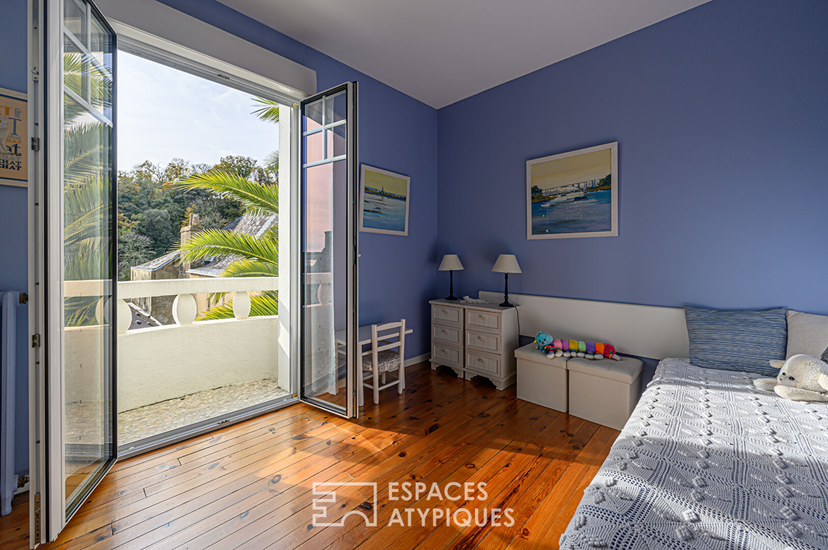 Art Deco house in the heart of a small, popular and authentic port