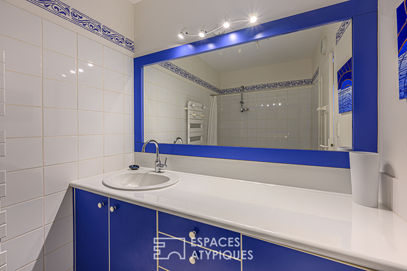 Art Deco house in the heart of a small, popular and authentic port