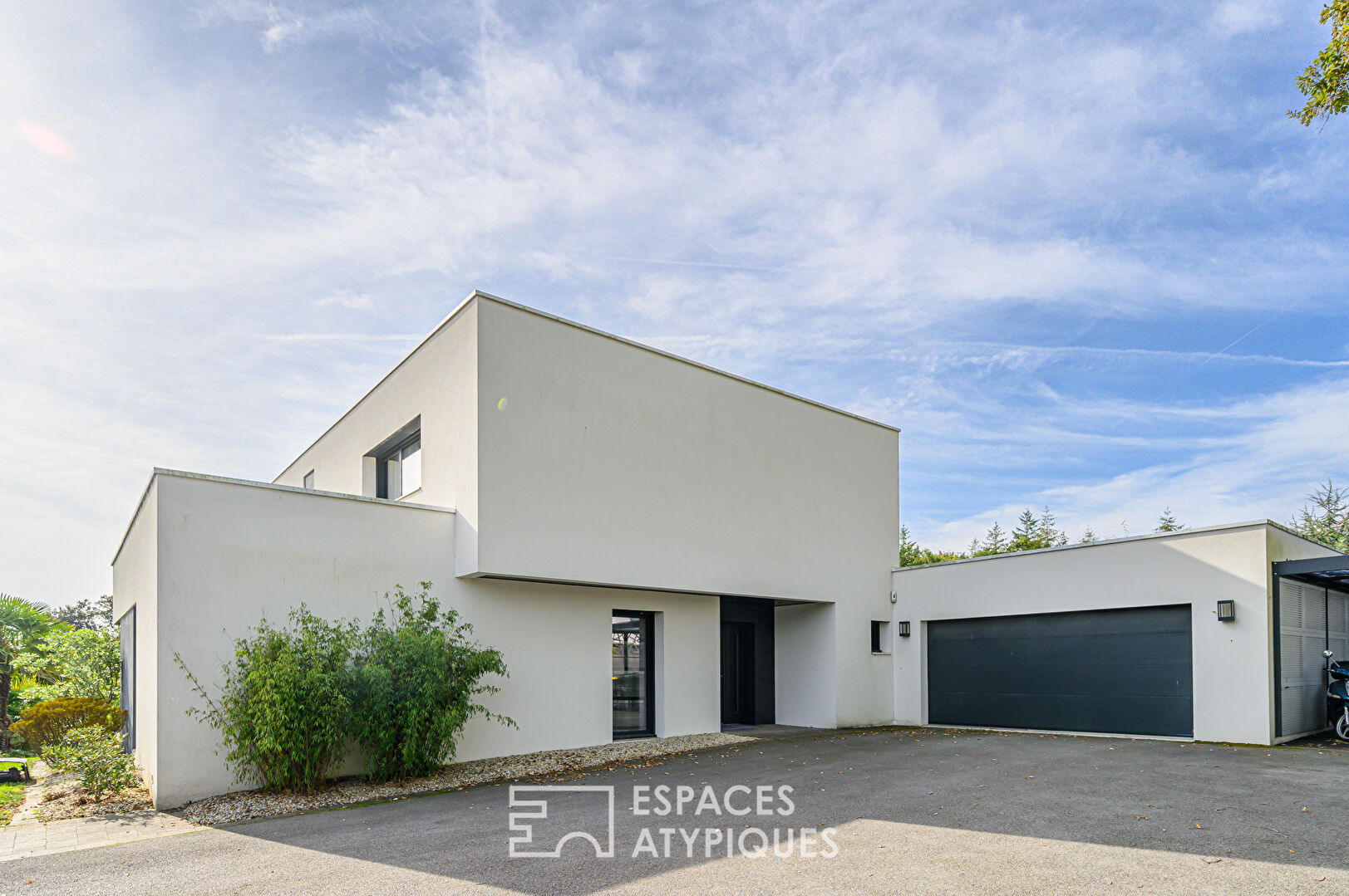 Architect-designed house with high-end services