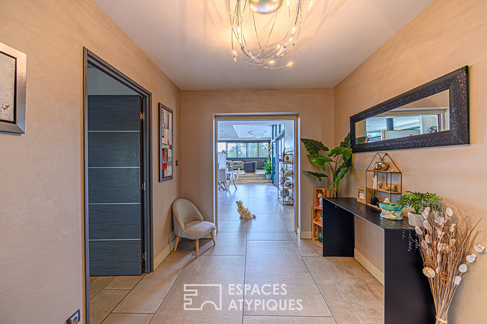 Architect-designed house with high-end services