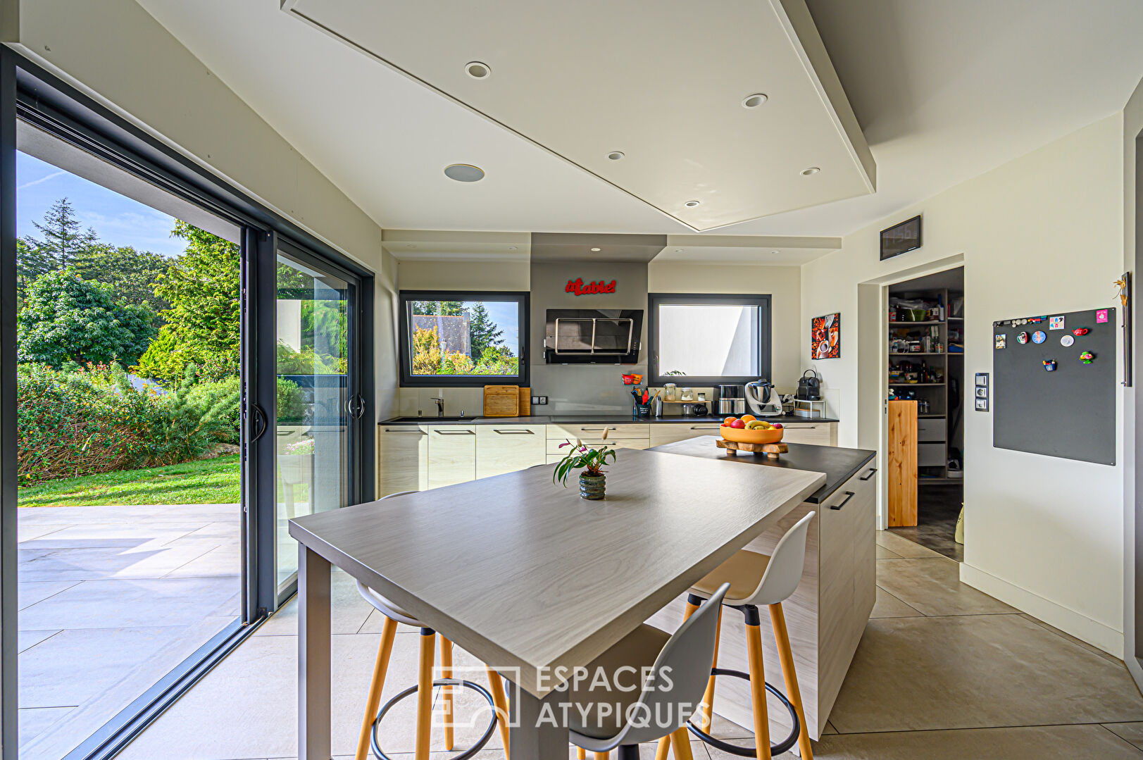 Architect-designed house with high-end services