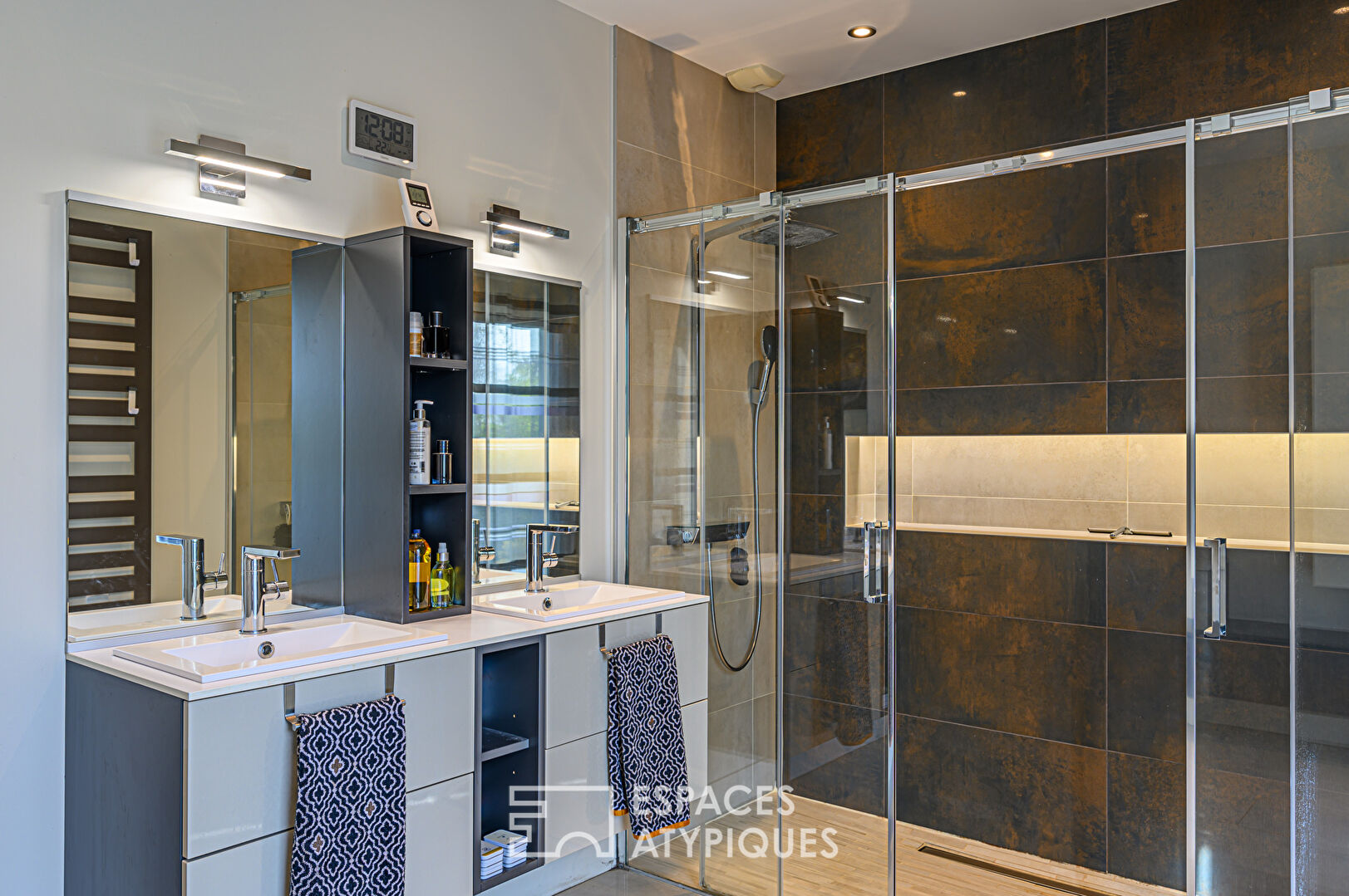 Architect-designed house with high-end services
