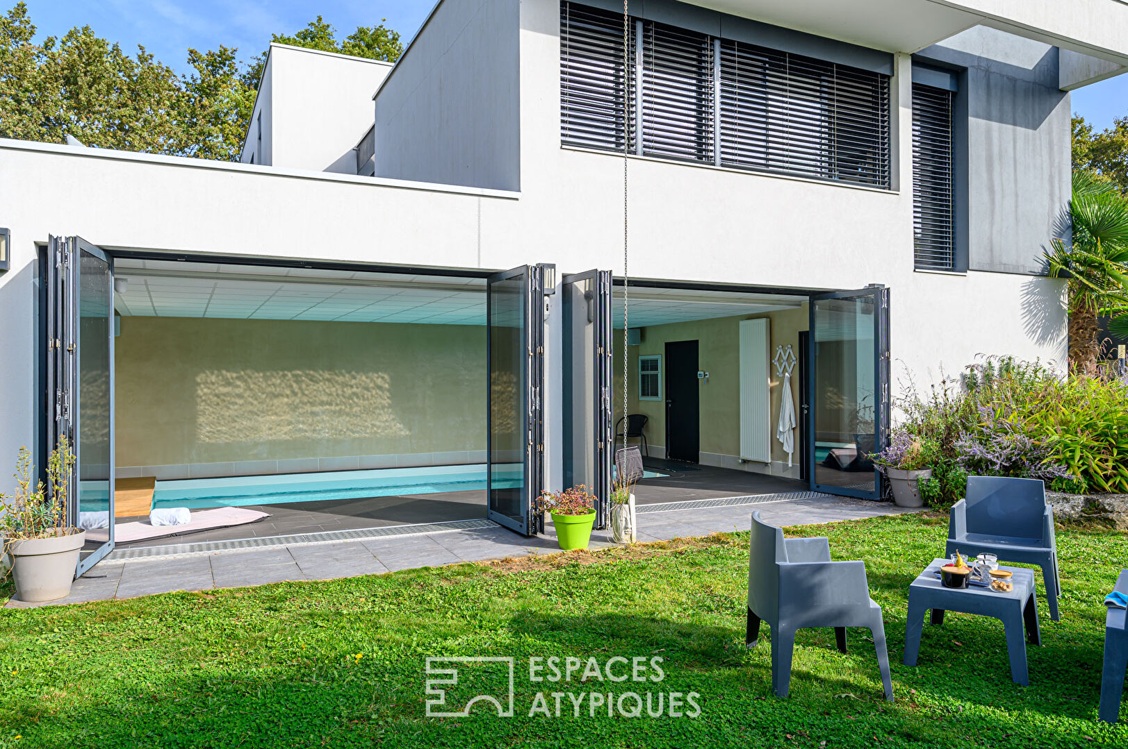 Architect-designed house with high-end services