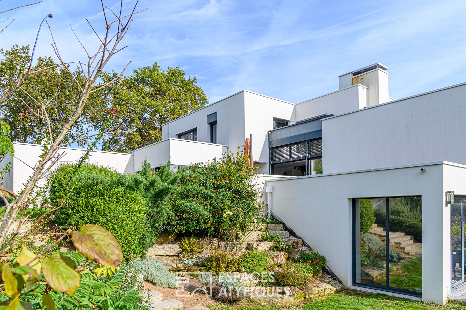 Architect-designed house with high-end services