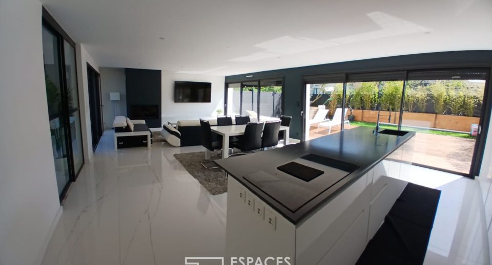 Maison contemporaine avec piscine intérieure et prestations haut de gamme à Vannes