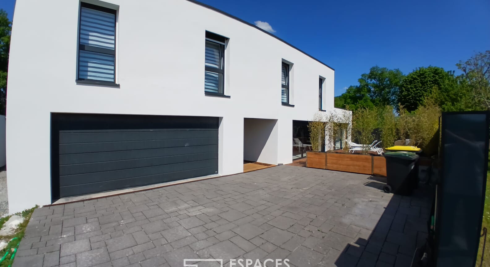 Maison contemporaine avec piscine intérieure et prestations haut de gamme à Vannes