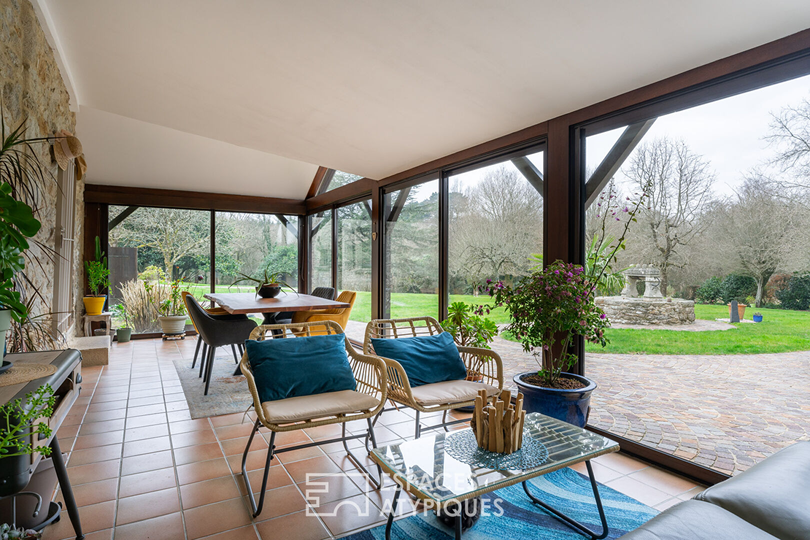 Charm and authenticity: superb stone thatched cottage on the outskirts of Vannes