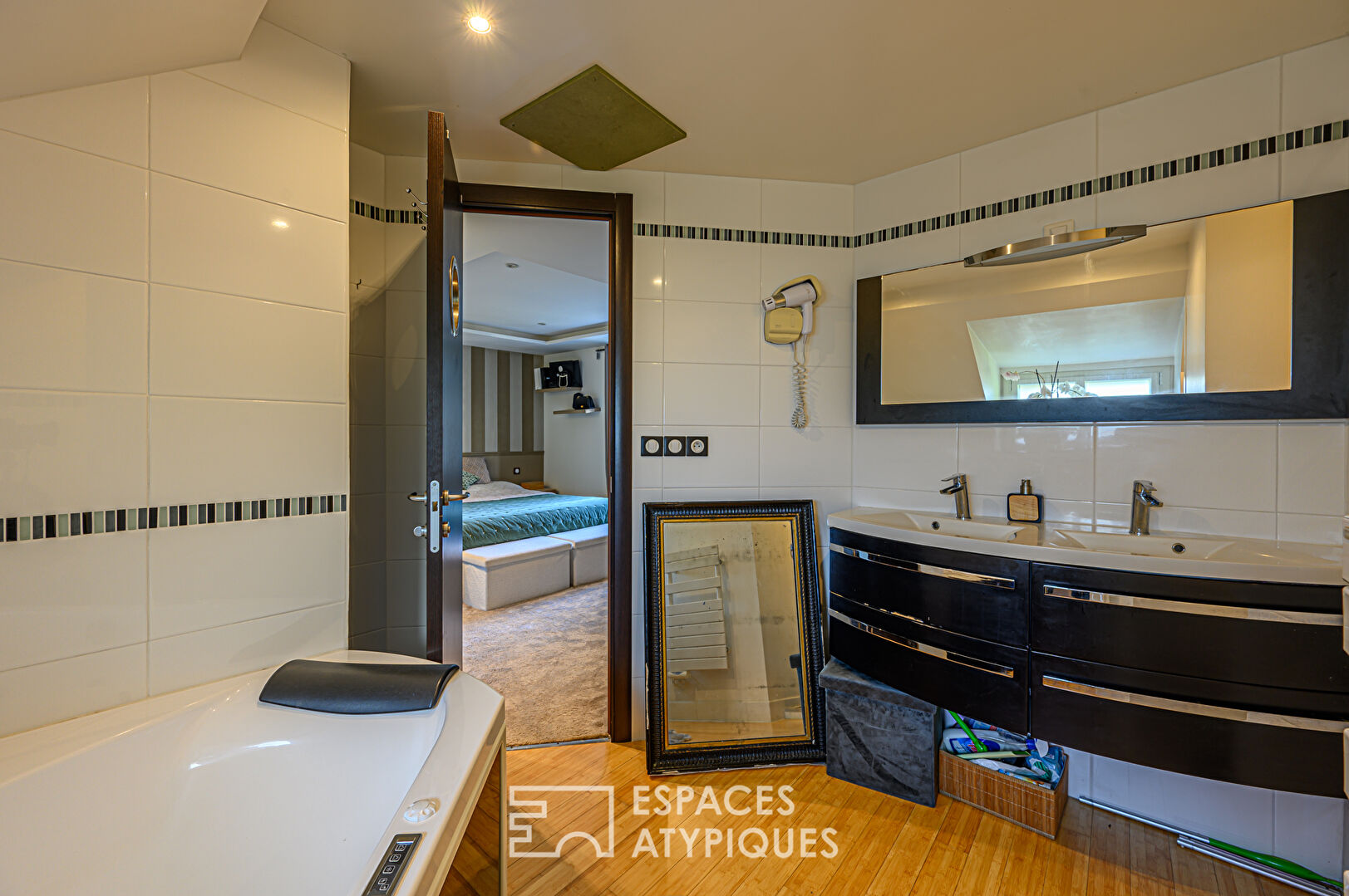 Exceptionnelle villa de caractère rénovée avec piscine en centre-ville