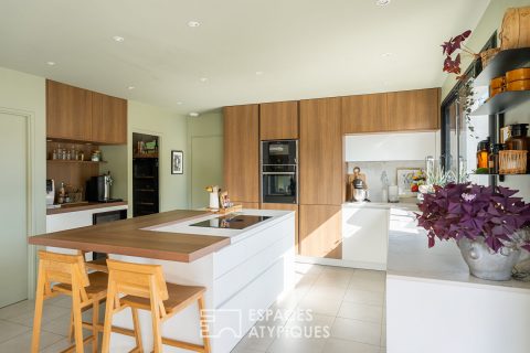 Baden: house with contemporary architecture with swimming pool and garden, close to the Gulf.