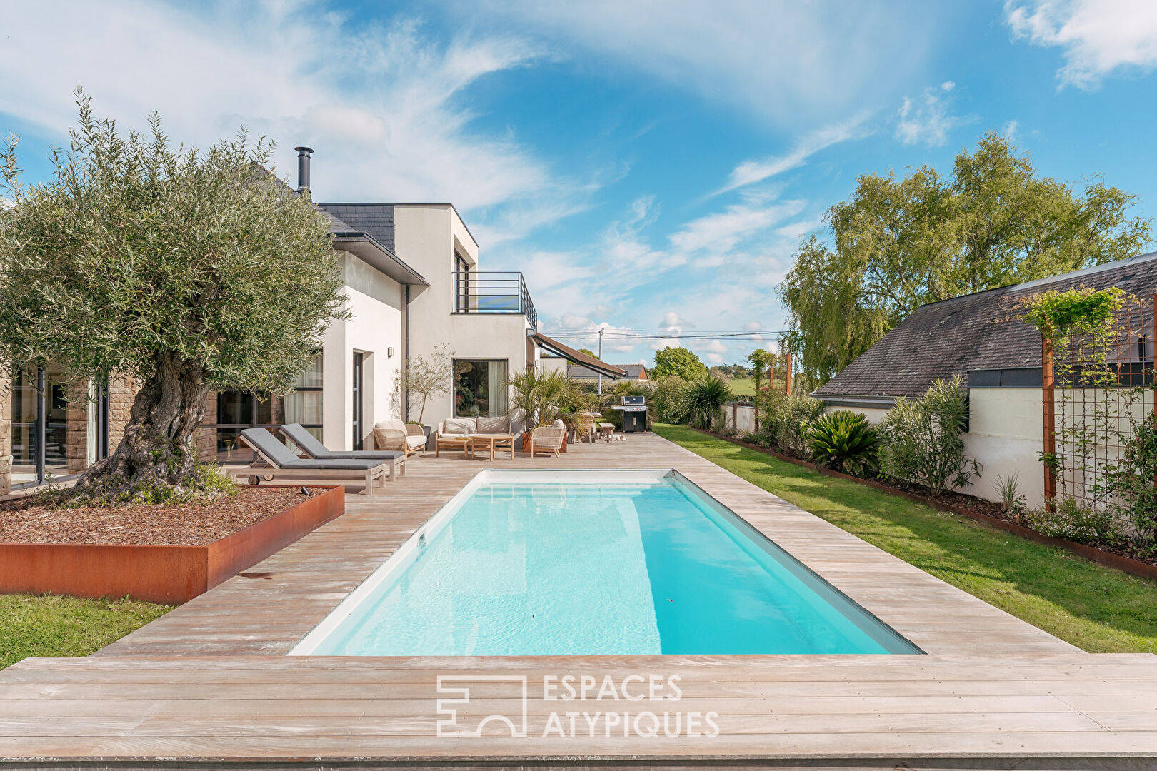Baden: house with contemporary architecture with swimming pool and garden, close to the Gulf.