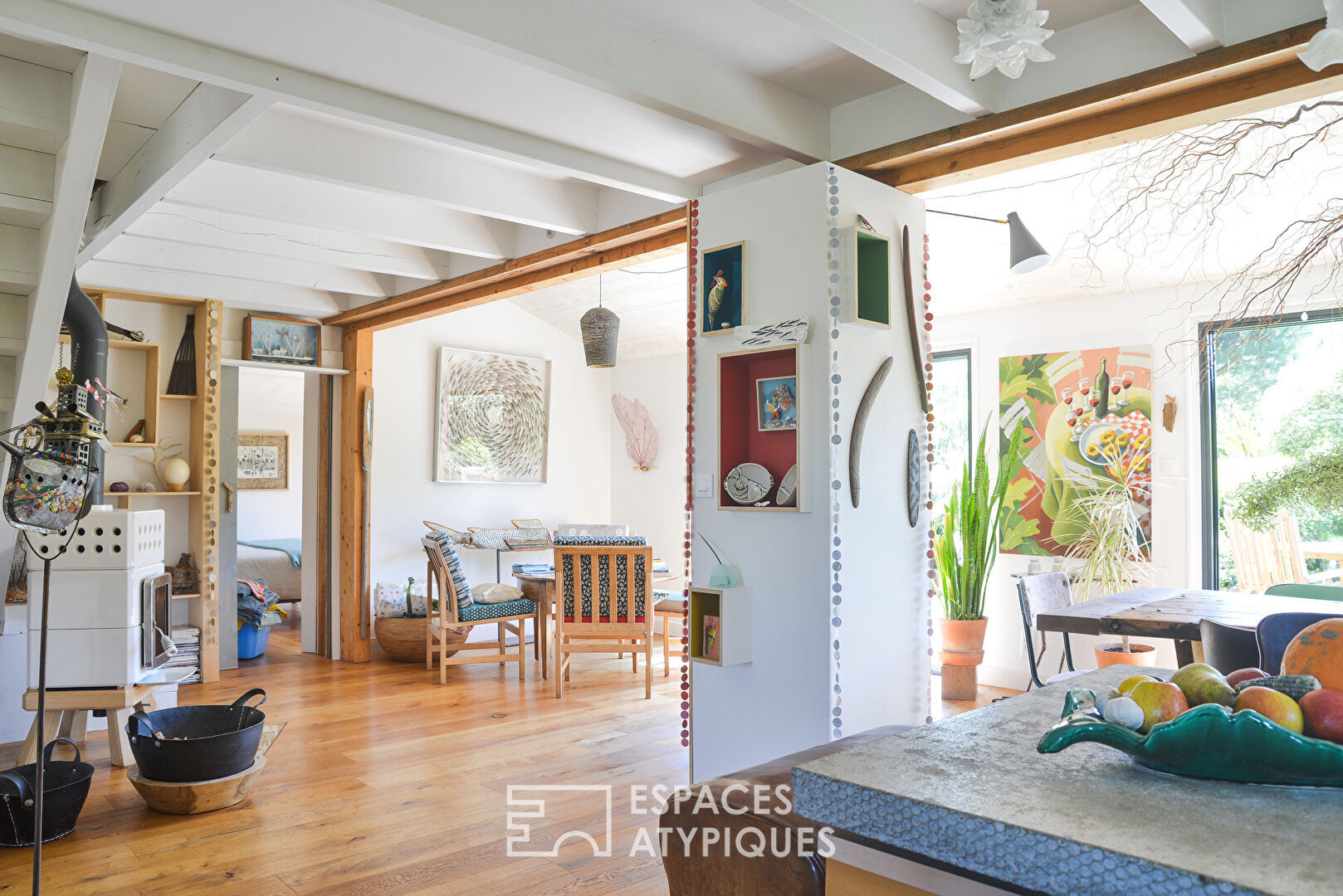 Maison d'artistes baignée de la lumière de son jardin paysagé