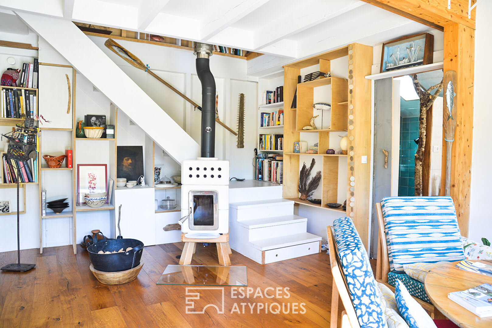 Maison d’artistes baignée de la lumière de son jardin paysagé