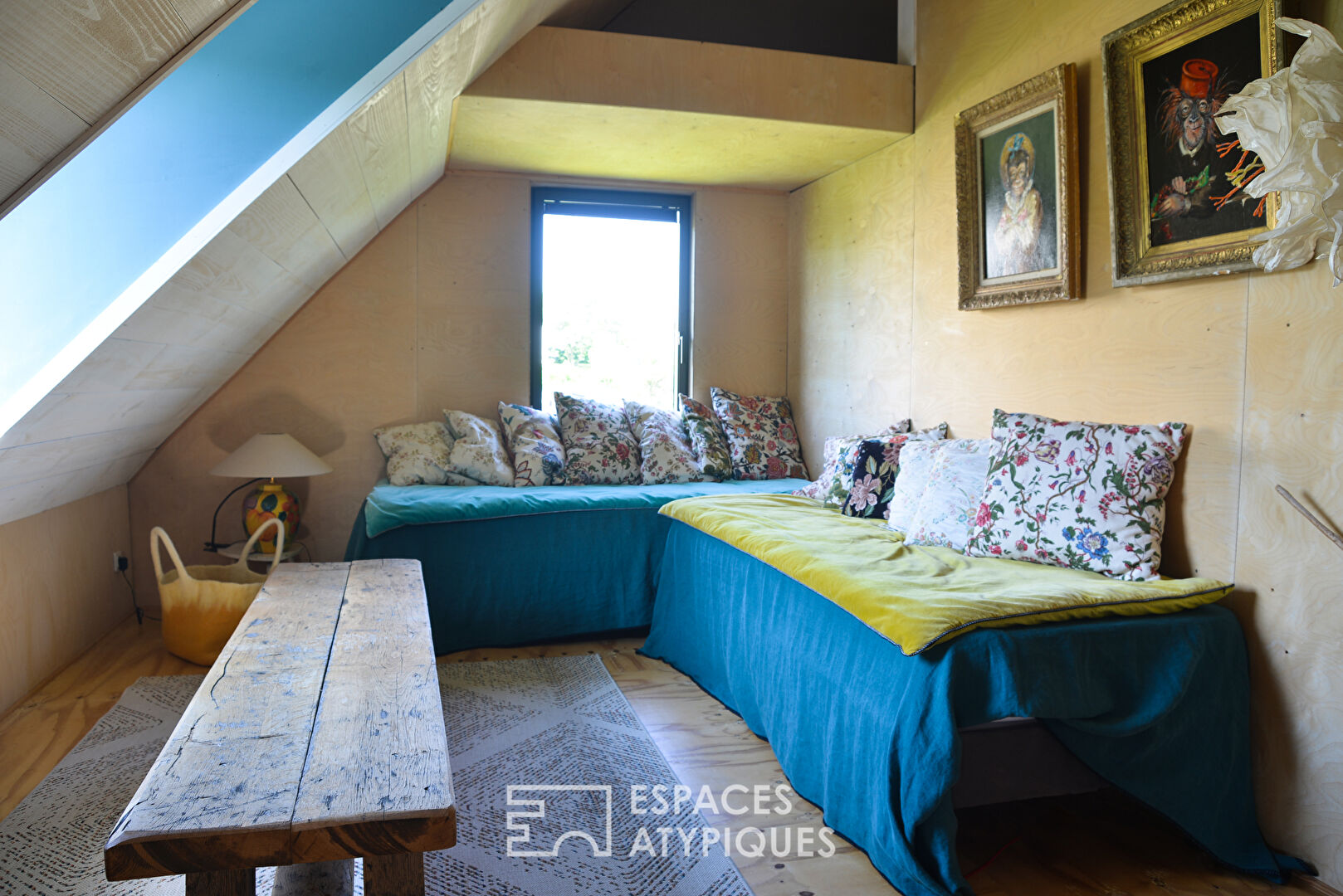 Maison d’artistes baignée de la lumière de son jardin paysagé