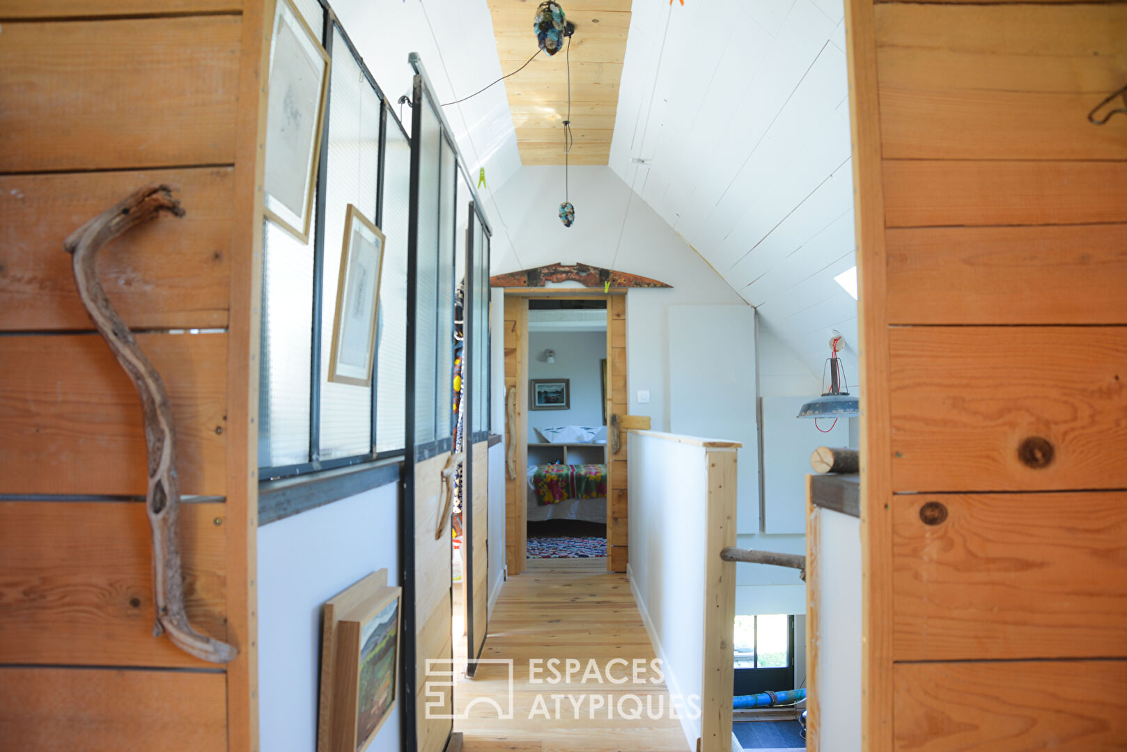 Maison d’artistes baignée de la lumière de son jardin paysagé
