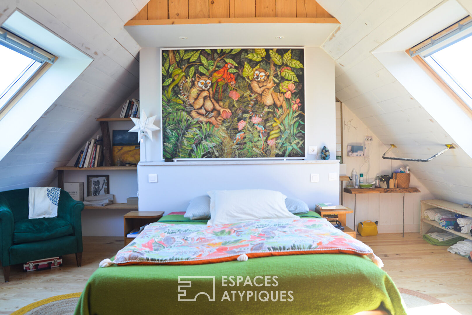 Maison d’artistes baignée de la lumière de son jardin paysagé