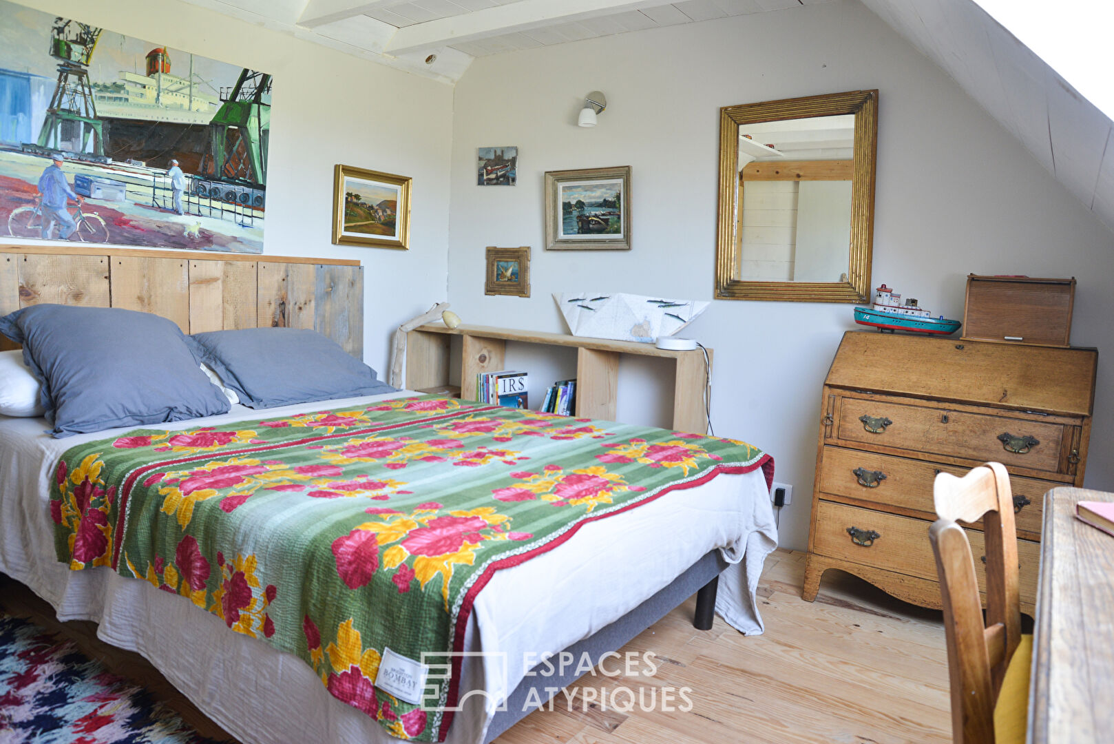 Maison d’artistes baignée de la lumière de son jardin paysagé