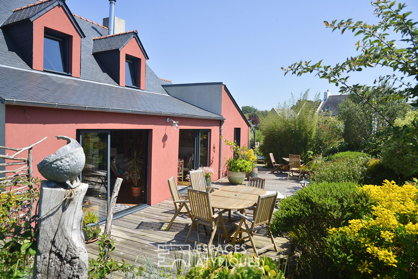 Maison d’artistes baignée de la lumière de son jardin paysagé