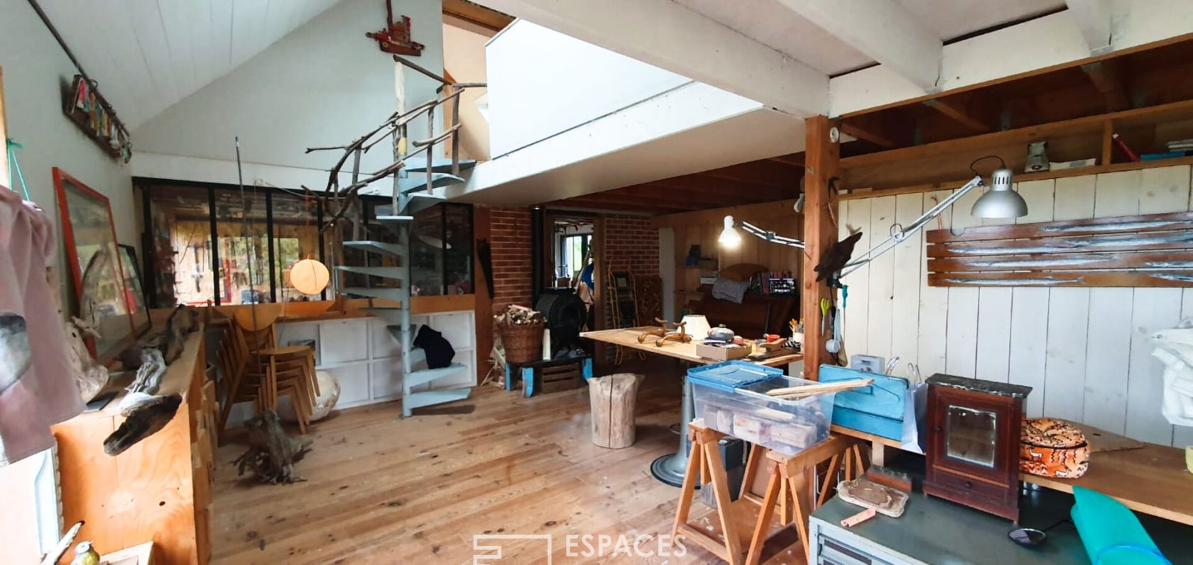 Maison d’artistes baignée de la lumière de son jardin paysagé