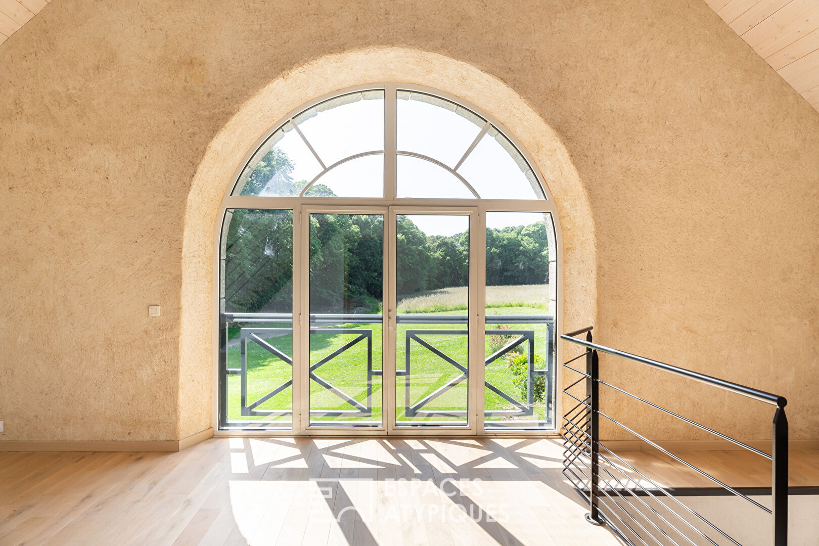 Grange du XVIe siècle réinventée avec élégance