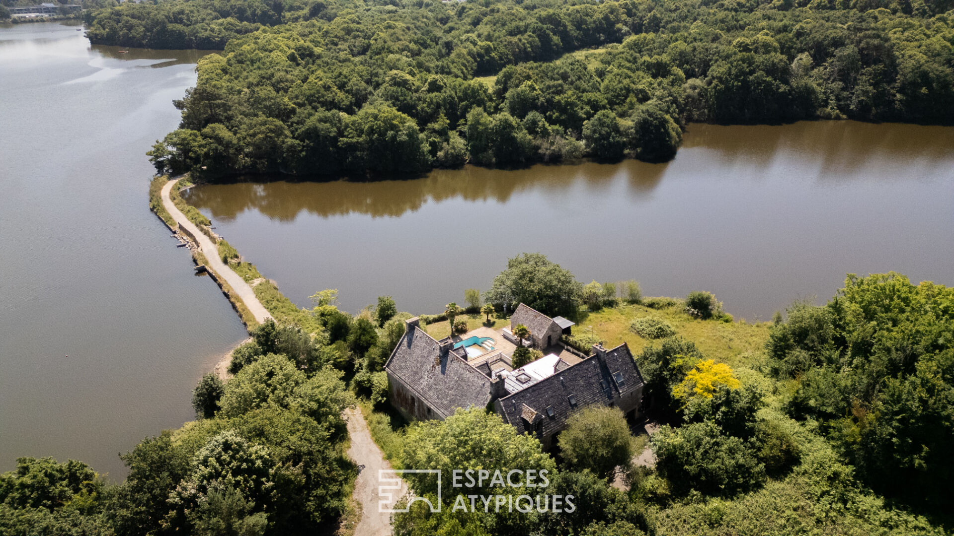 Propriété Symbollique avec vue imprenable sur l'étang du Ter