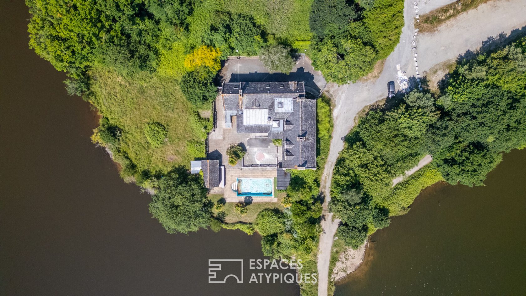 Symbolic property with stunning views over the Étang du Ter