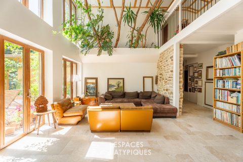 Port Blanc : Unconventional architecture in a green cocoon.
