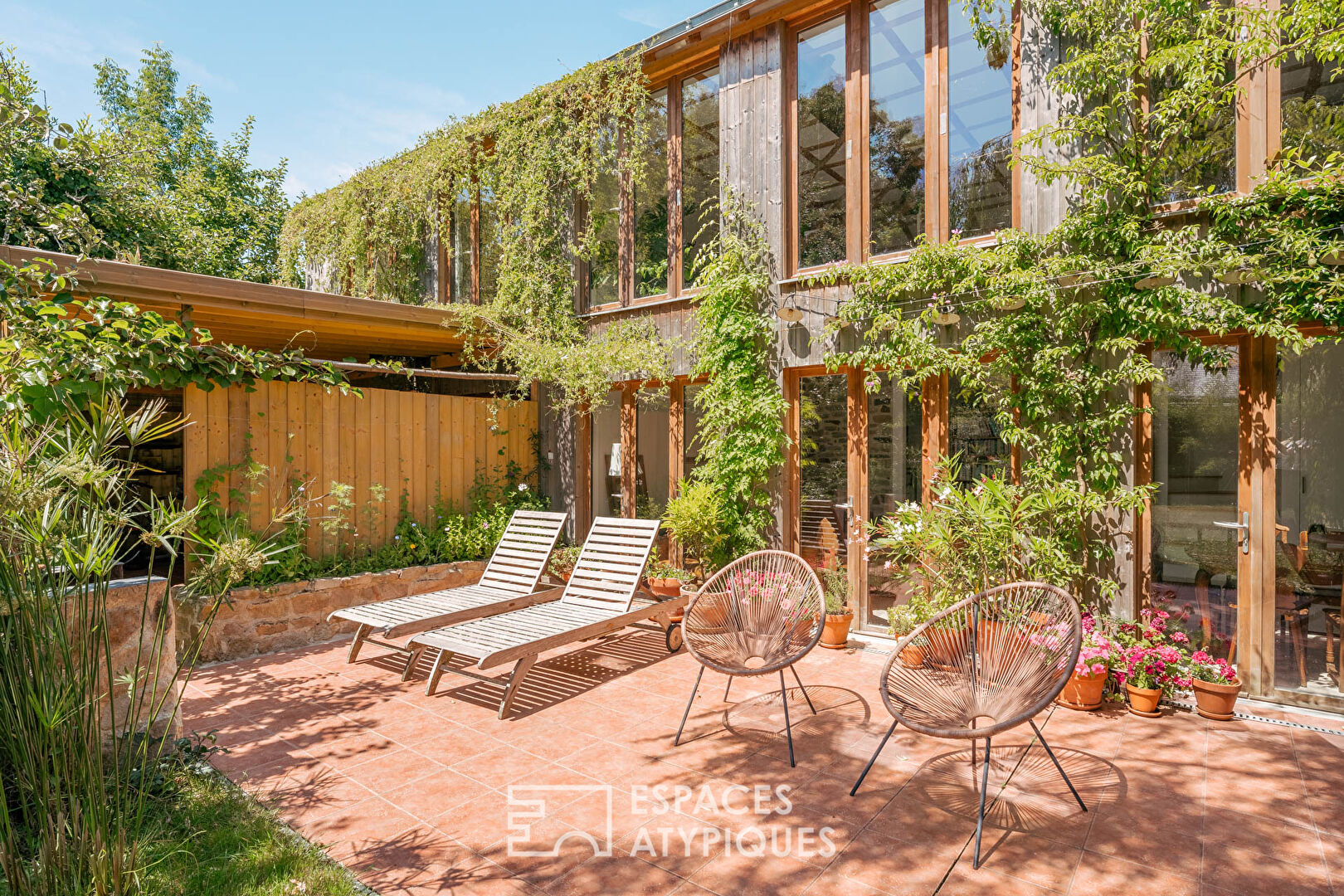 Port Blanc : Unconventional architecture in a green cocoon.