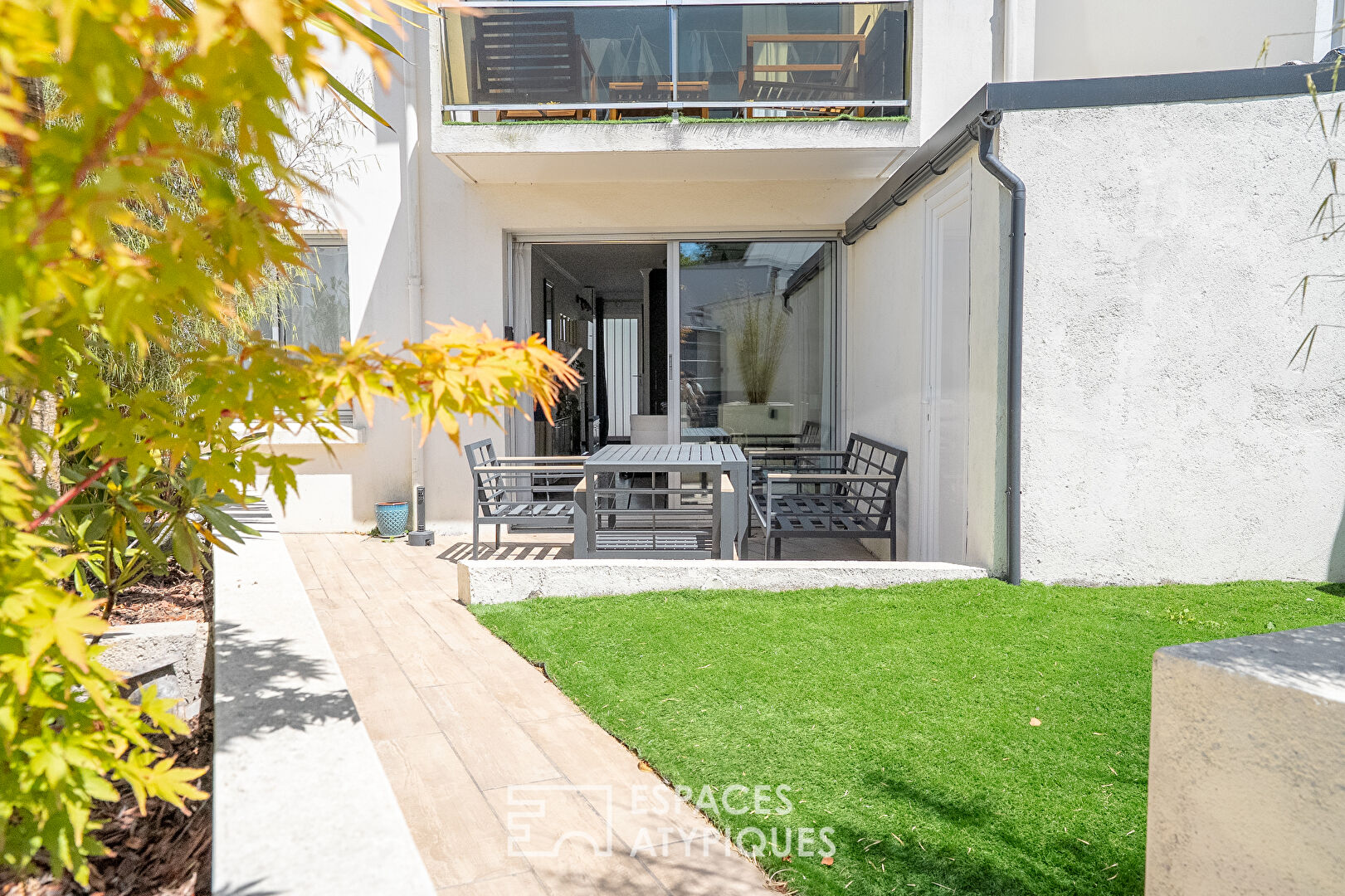 Luxury furnished apartment with terrace 500 m from the beaches
