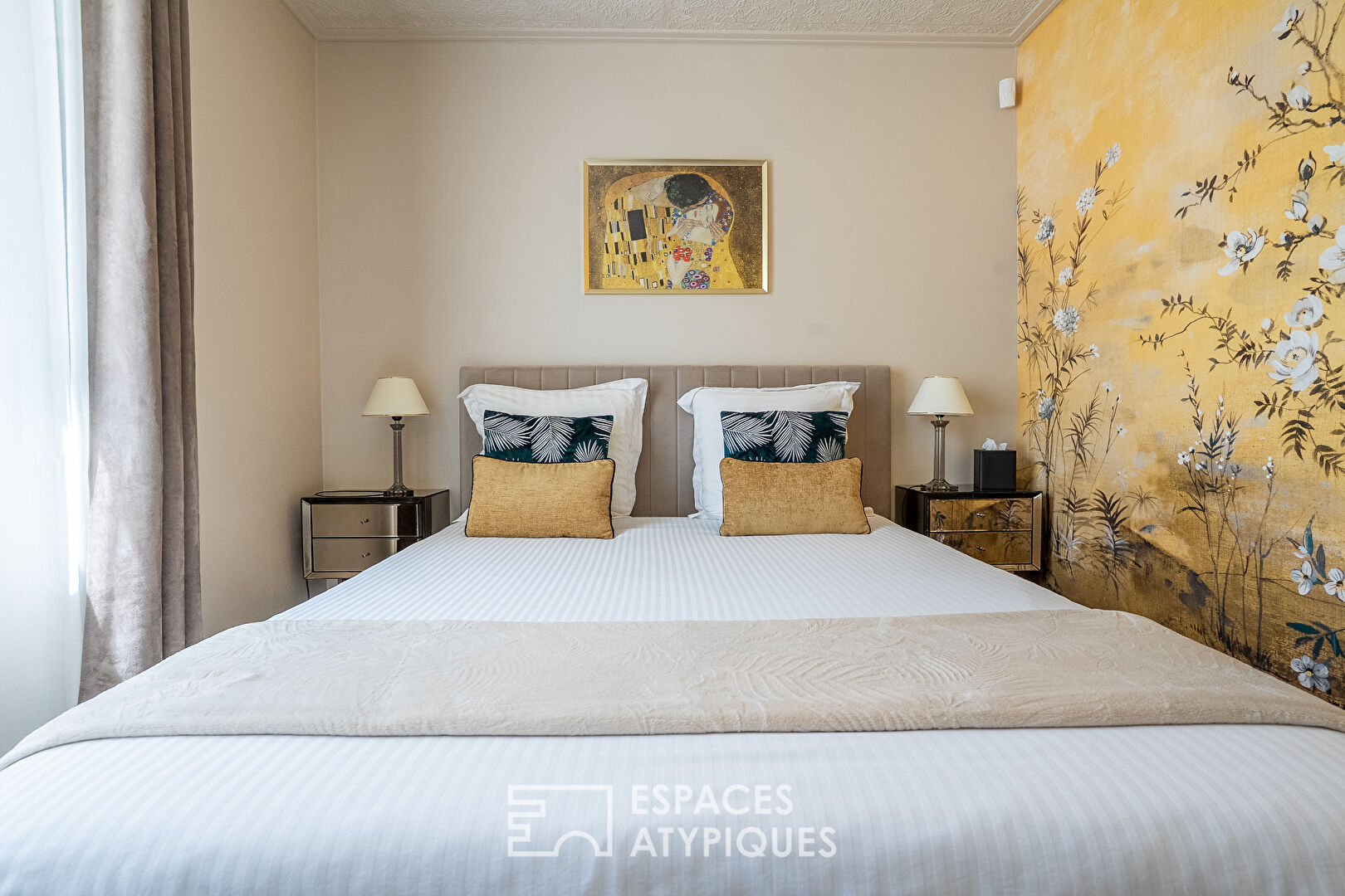Luxury furnished apartment with terrace 500 m from the beaches