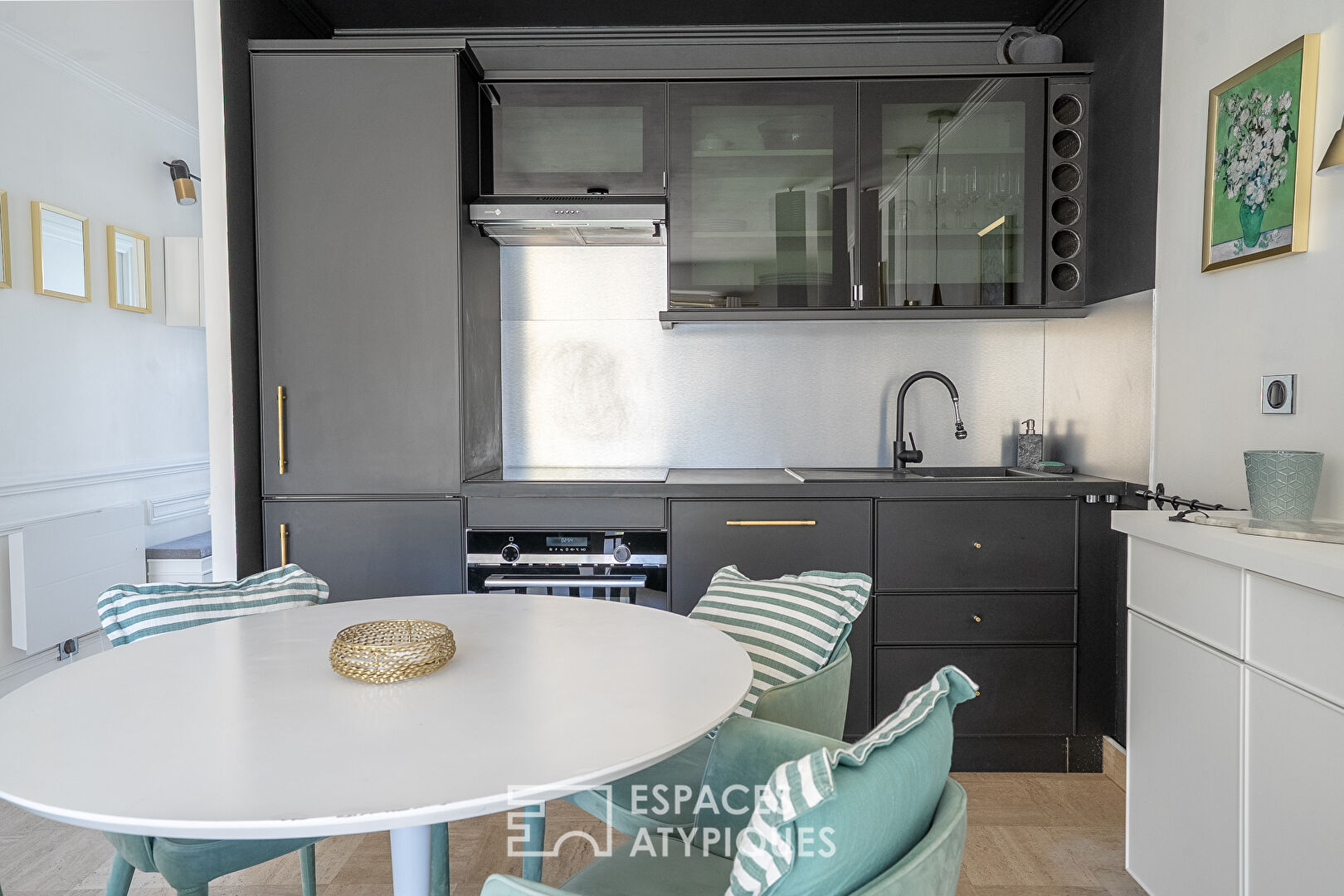 Luxury furnished apartment with terrace 500 m from the beaches