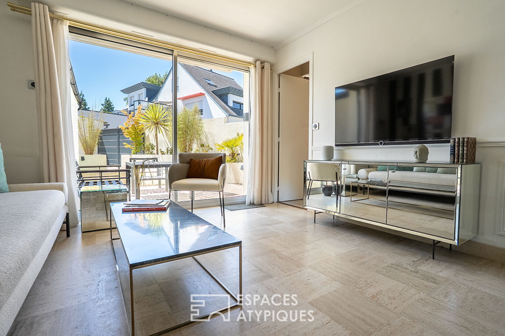 Luxury furnished apartment with terrace 500 m from the beaches