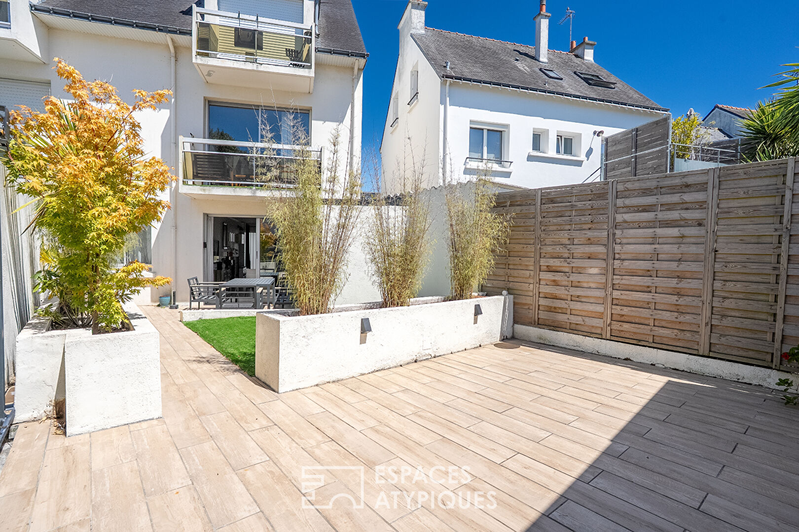 Luxury furnished apartment with terrace 500 m from the beaches