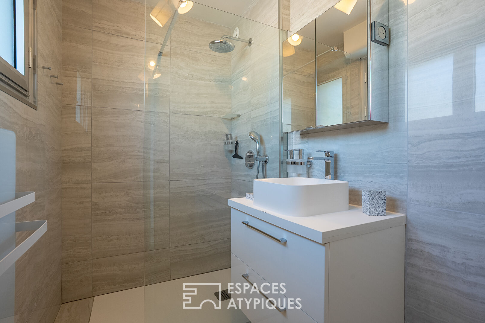 Luxury furnished apartment with terrace 500 m from the beaches