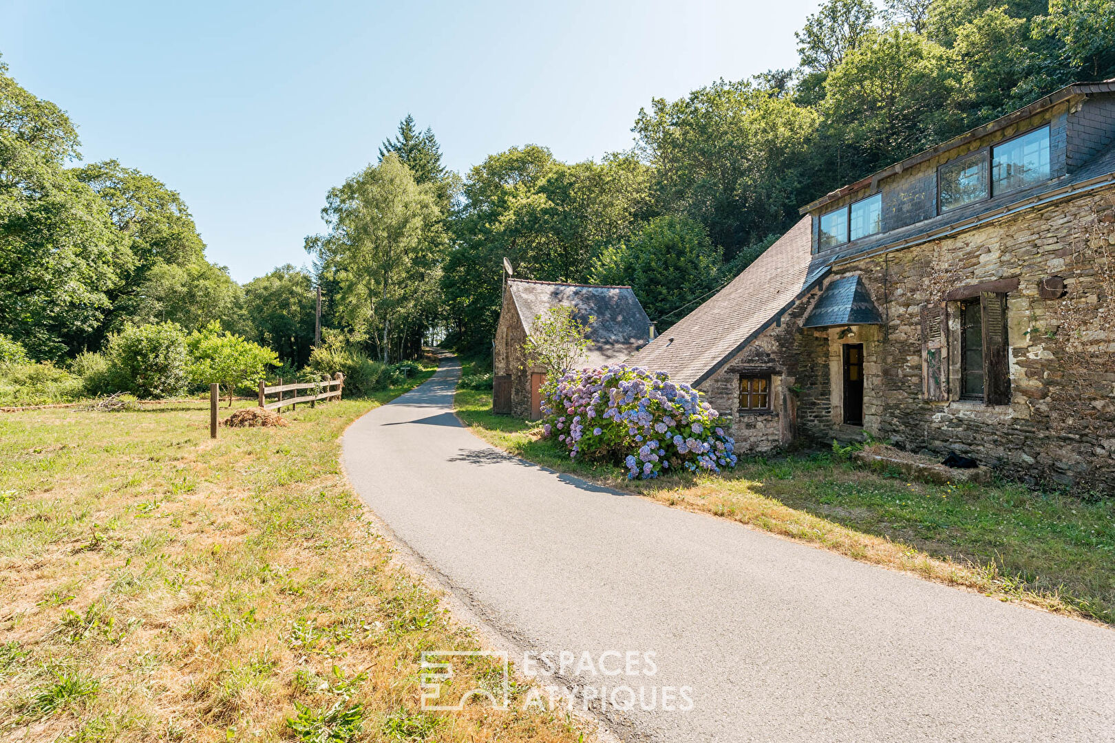 Ancien moulin à eau près de Rochefort-en-Terre à rénover