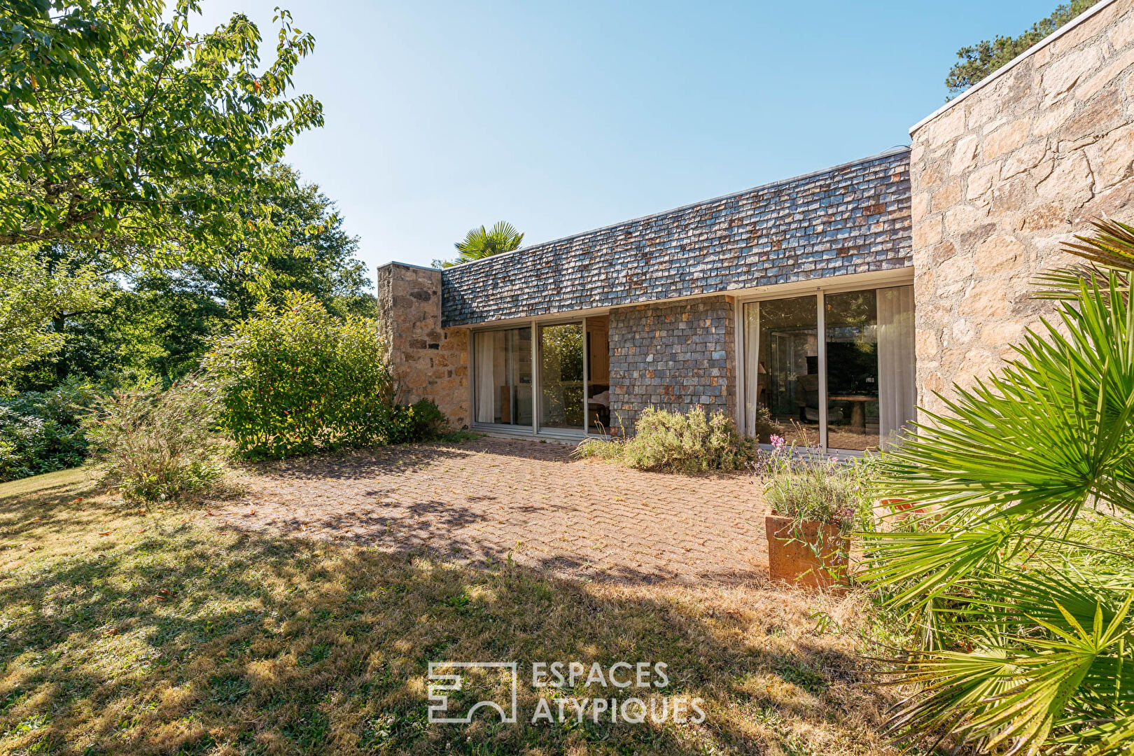 Maison de plain-pied de 183m2, signée Yves Guillou, au calme d&rsquo;une impasse