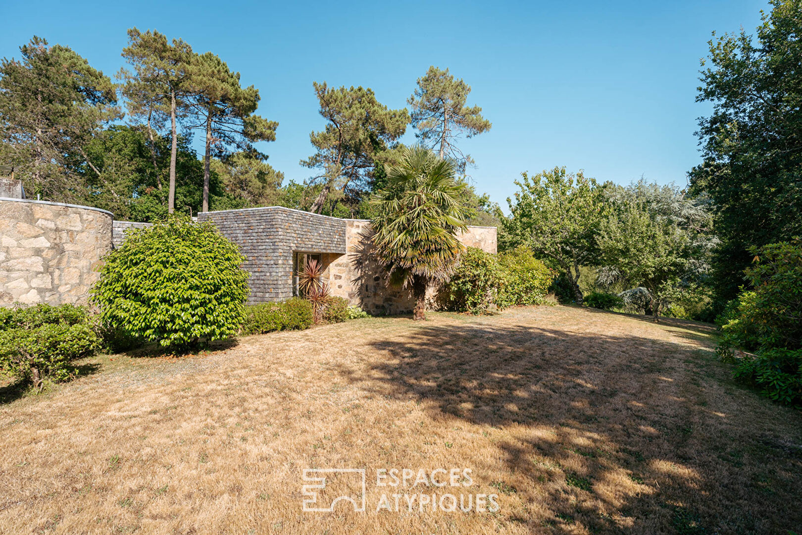 Maison de plain-pied de 183m2, signée Yves Guillou, au calme d&rsquo;une impasse